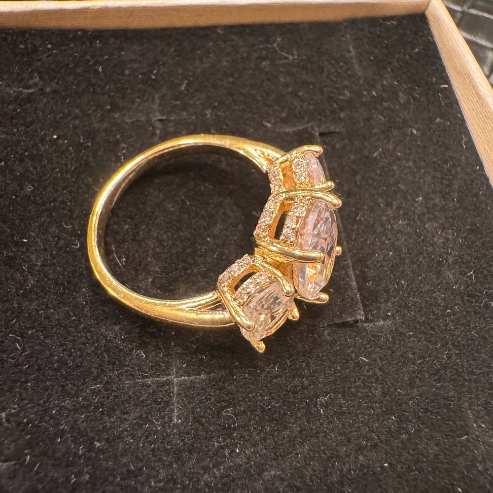 Exquisite Golden Fashion Jewelry Triple Stone Ring - Picture 4 of 5